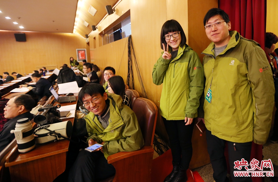 與同事一起的樂天。