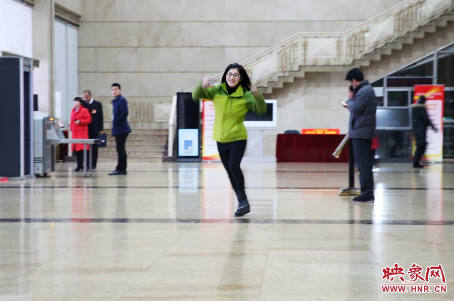 南樂天完成一個采訪后，興奮的跳了起來。