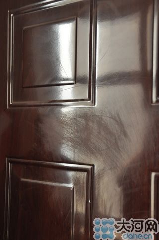 　雖然王先生用砂紙打磨過，但是“奠字”仍依稀可見