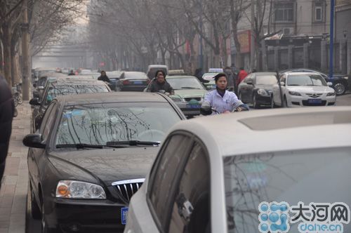 　業主將車停到經一路上，給路人造成很大的不便