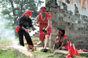 龍王廟前祭拜。