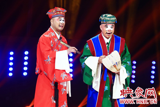 田相偉（右）表演喜劇《吹牛》笑翻全場(chǎng)