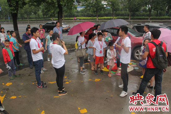 消費(fèi)者參觀(guān)合影