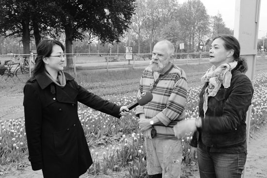 河南電視臺都市頻道記者采訪荷蘭當地民眾 河南電視臺都市頻道記者采訪荷蘭當地民眾