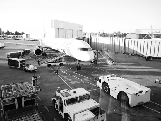 河南電視臺都市頻道記者拍到的繁忙的孟菲斯機場