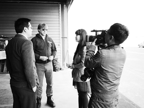 河南電視臺都市頻道記者采訪聯邦快遞員工