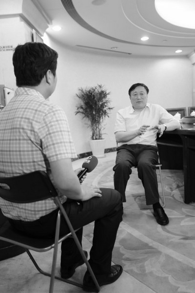 省人大常委會副主任張大衛正在接受 省人大常委會副主任張大衛正在接受