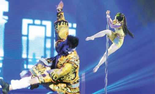 “鋼管舞娘”周文將鋼管舞和民族文化融合在一起，創意了一段《霸王別姬》的鋼管舞表演