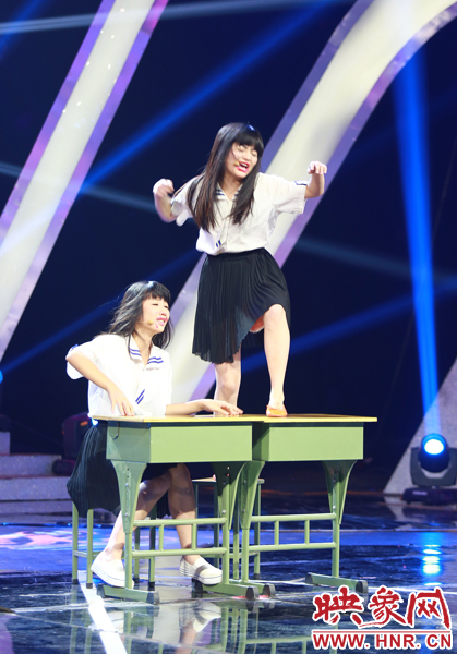 俏皮小女生展現“蛇精病之美” 俏皮小女生展現“蛇精病之美”