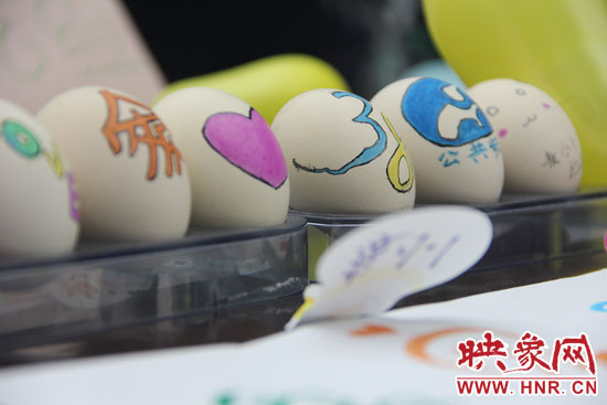 韓曉丹制作的“愛家愛38”雞蛋殼工藝品 韓曉丹制作的“愛家愛38”雞蛋殼工藝品