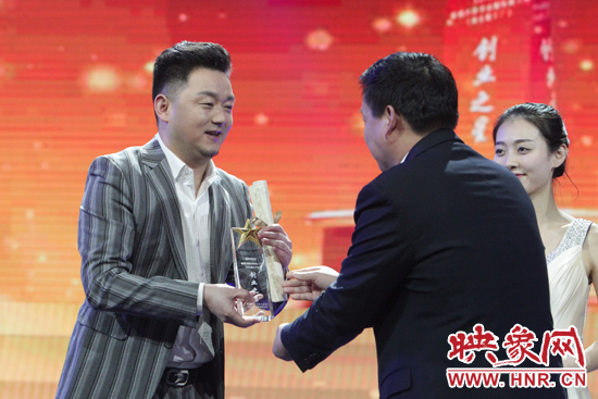 “大咖”嘉賓團為創業之星們頒發證書與獎杯