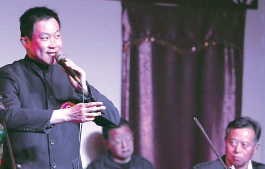 戲迷們在臺上演唱得很投入 戲迷們在臺上演唱得很投入