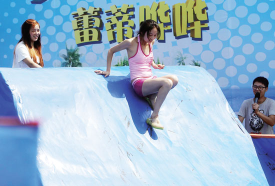 《蕾蒂嘩嘩》節(jié)目中美女闖關(guān) 《蕾蒂嘩嘩》節(jié)目中美女闖關(guān)