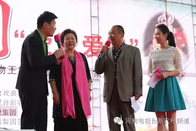 王寬夫婦登臺致謝 王寬夫婦登臺致謝