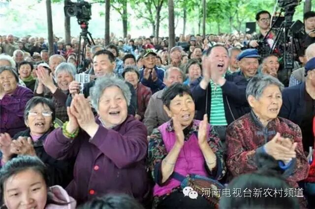 藝術(shù)家賣力演出,觀眾高聲叫好 藝術(shù)家賣力演出,觀眾高聲叫好