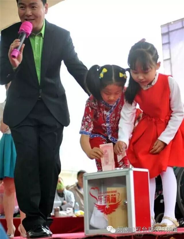 兩位小演員為“愛腎愛深”捐款 兩位小演員為“愛腎愛深”捐款