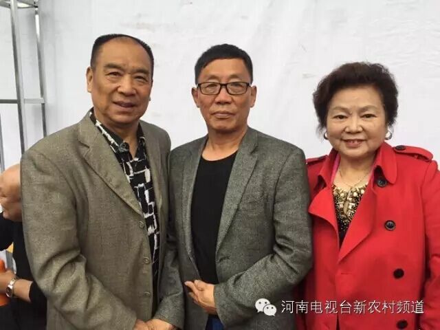 許慎故里山水畫家范中向王寬夫婦贈畫合影 許慎故里山水畫家范中向王寬夫婦贈畫合影