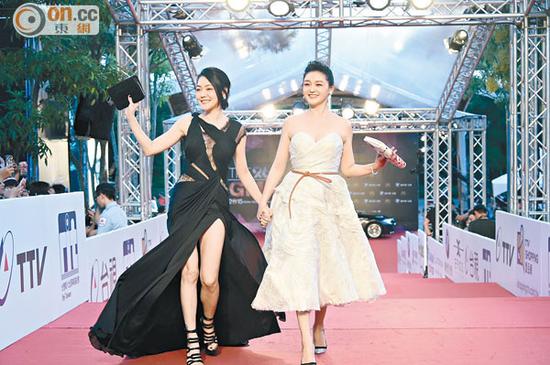 大Ｓ（右）和?。訝渴肿呒t地毯。