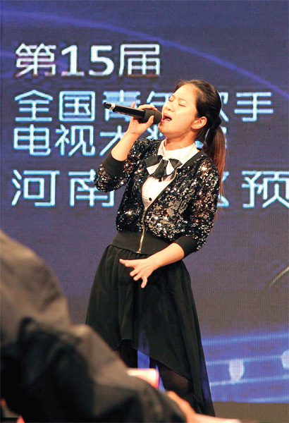 選手們演唱很賣力,要把最好的一面展現給評委 選手們演唱很賣力,要把最好的一面展現給評委