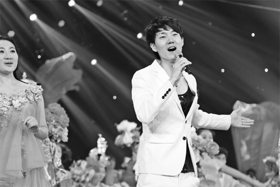 在青歌賽頒獎盛典上,王晰的超炫男低音再次引爆全場 在青歌賽頒獎盛典上,王晰的超炫男低音再次引爆全場