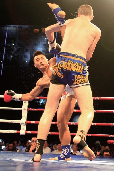 河南電視臺《武林風》欄目走進新疆，把比賽現場搬到了新疆建設兵團農十三師紅星廣場