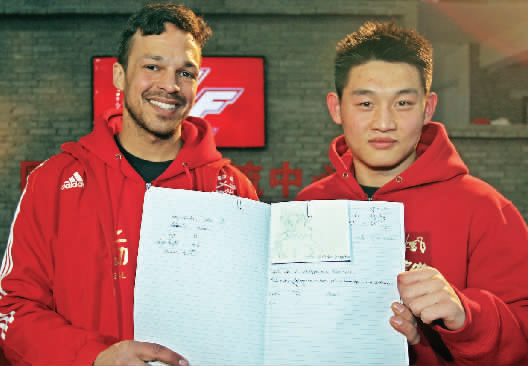 　　約瑟夫手繪了每個(gè)選手的肖像，認(rèn)認(rèn)真真地用字母拼寫出選手的中文名字附注。“看，這個(gè)是鄭召玉喲”