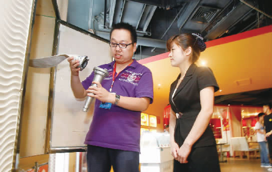 鄭州市經八路街道辦事處建文社區網格負責人王楠(左)在轄區內的飯店檢查消防設施 鄭州市經八路街道辦事處建文社區網格負責人王楠(左)在轄區內的飯店檢查消防設施