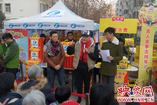 范軍、張竟達在社區與群眾親切互動