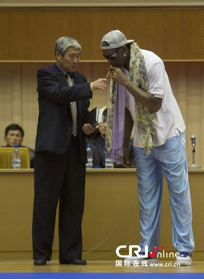 羅德曼備戰帶隊苦訓 朝鮮官員為其點煙