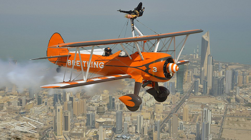 瑞士女子高空秀特技 機翼上驚險行走 瑞士女子高空秀特技 機翼上驚險行走