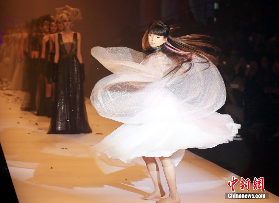 "小彩旗"亮相周婚紗秀 壓軸登場玩旋轉