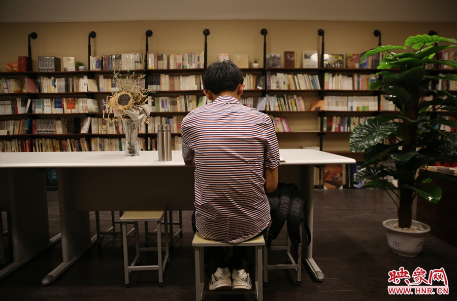 5月23日晚,鄭州一家24小時(周五、周六)書店營業(yè)。慕名而來的客人在看書。 5月23日晚,鄭州一家24小時(周五、周六)書店營業(yè)。慕名而來的客人在看書。