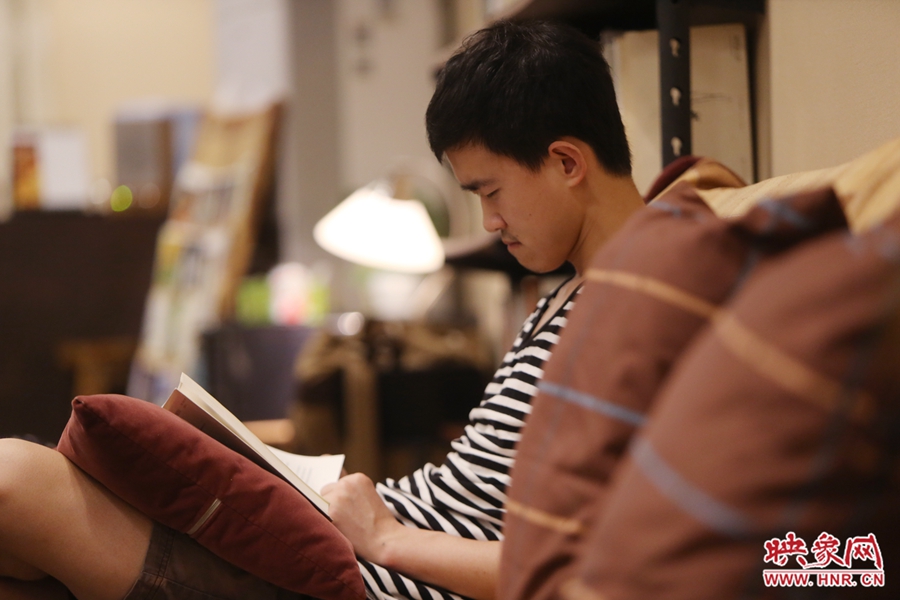 徐浩然,24歲,圖書編輯:在書店看紙質(zhì)書,意境會更深一些。 徐浩然,24歲,圖書編輯:在書店看紙質(zhì)書,意境會更深一些。