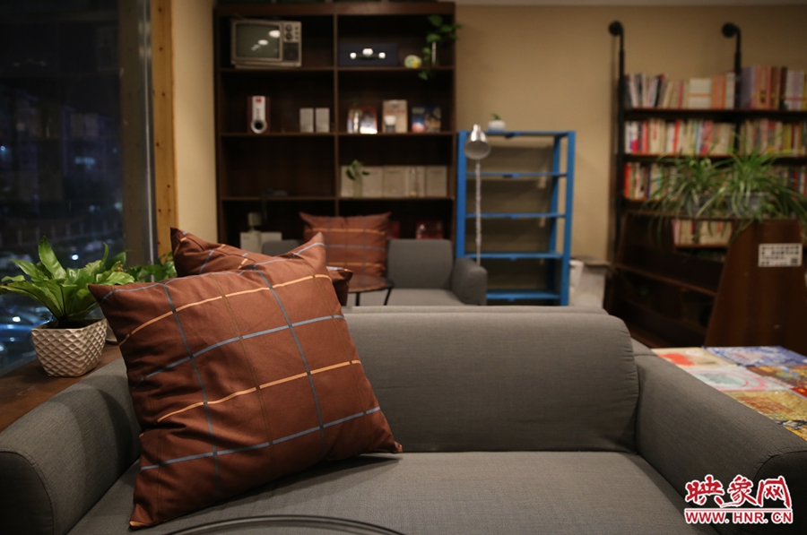 書店內(nèi)的布置非常溫馨,有種家里書屋的感覺。 書店內(nèi)的布置非常溫馨,有種家里書屋的感覺。