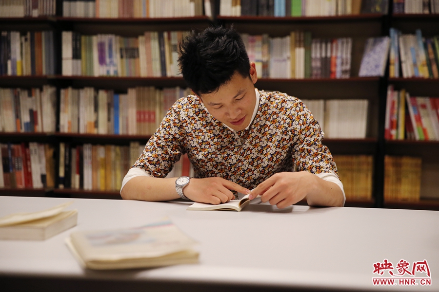 李恒,26歲,私營業(yè)主:喜歡撫摸紙質(zhì)書的感覺。 李恒,26歲,私營業(yè)主:喜歡撫摸紙質(zhì)書的感覺。