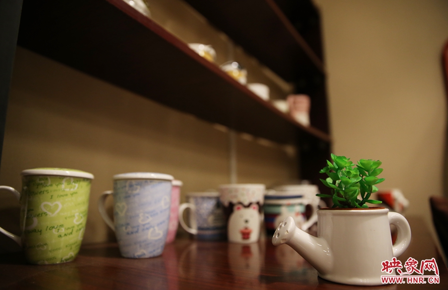 書店內(nèi)促銷用的杯子。 書店內(nèi)促銷用的杯子。