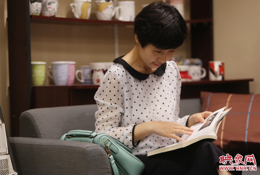 毛韶華,年齡保密,文字工作者:紙質(zhì)書是營養(yǎng)餐,電子書是快餐。 毛韶華,年齡保密,文字工作者:紙質(zhì)書是營養(yǎng)餐,電子書是快餐。