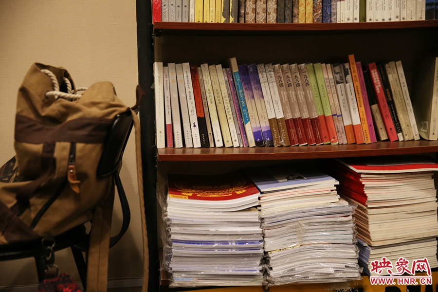 放下背包,捧起一本喜愛的書,生活的另一種方式。 放下背包,捧起一本喜愛的書,生活的另一種方式。