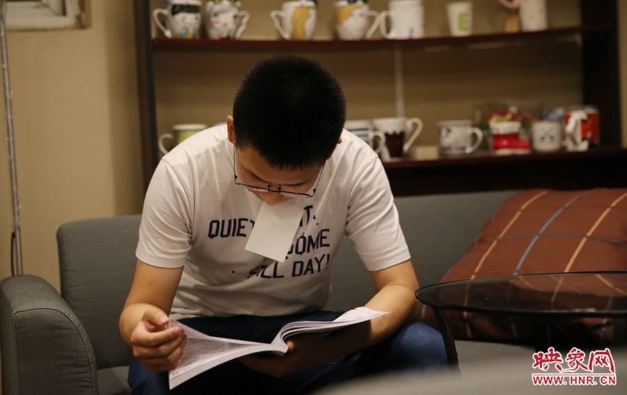 楊栗,22歲,某大學大三學生:喜歡這種看書的環(huán)境。 楊栗,22歲,某大學大三學生:喜歡這種看書的環(huán)境。