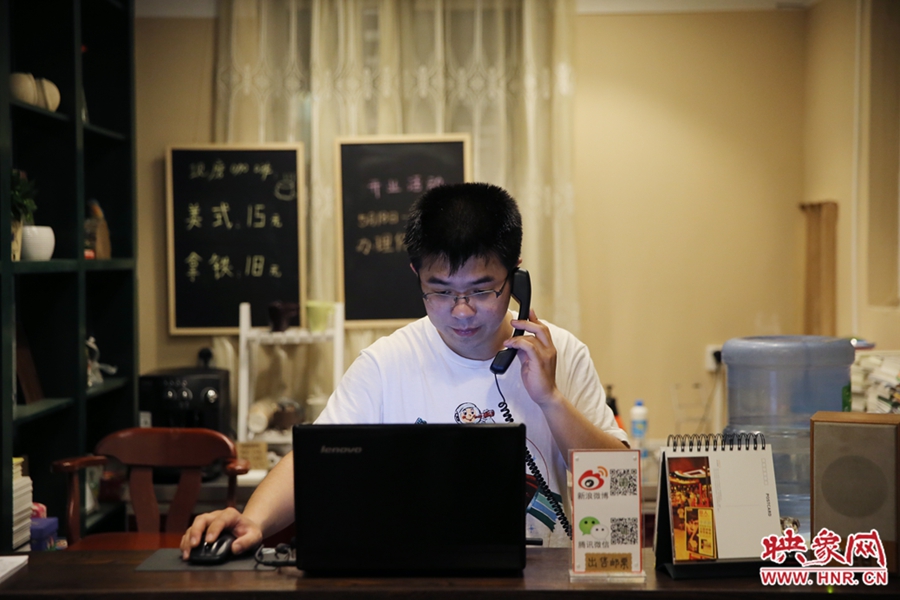 店長小博,由于書店搬遷至此,經(jīng)常接詢問地址的電話。 店長小博,由于書店搬遷至此,經(jīng)常接詢問地址的電話。