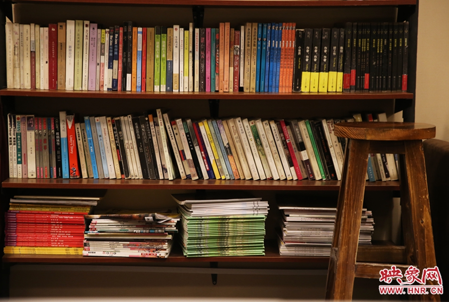 書店內(nèi)設置的高腳凳子。 書店內(nèi)設置的高腳凳子。