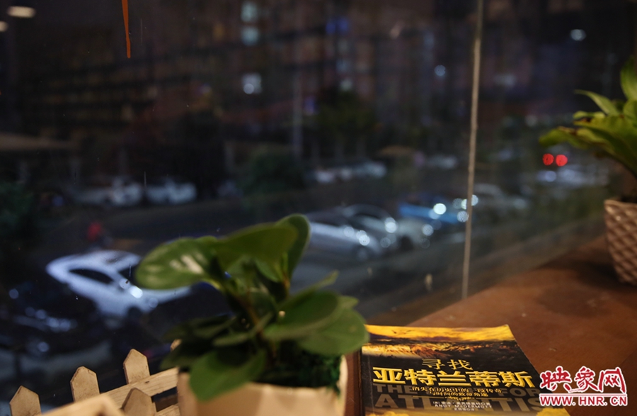 一扇窗,將喧鬧與寧靜分割。 一扇窗,將喧鬧與寧靜分割。