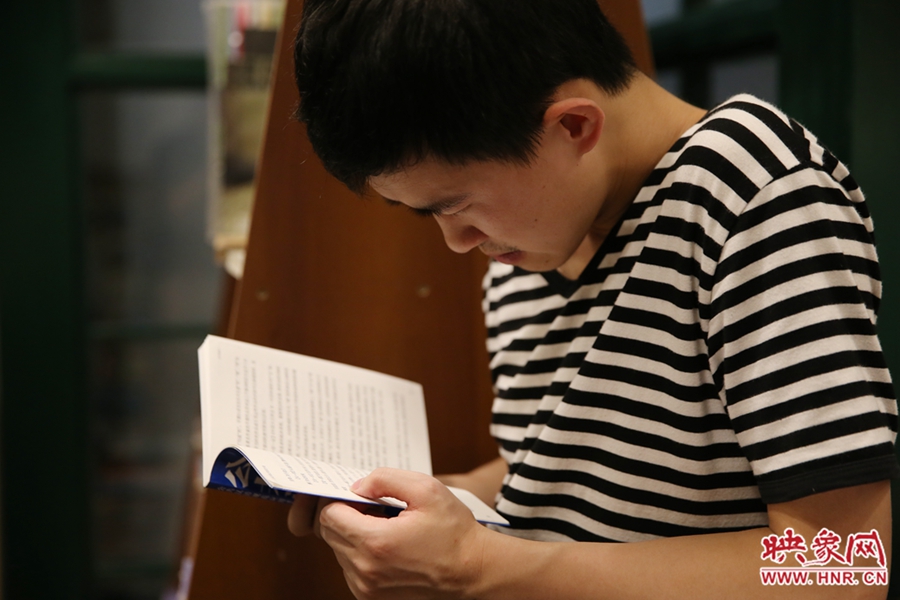 看書的人。 看書的人。