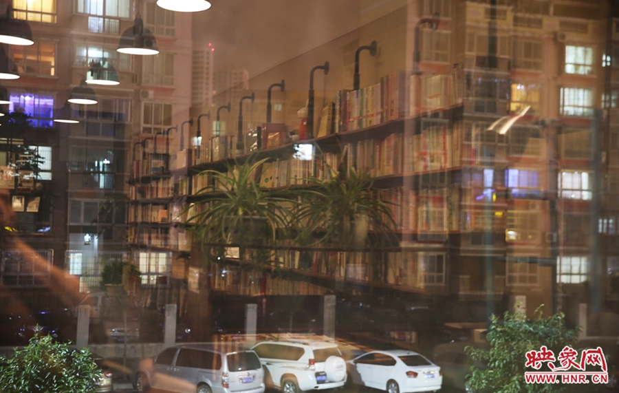 在城市的夜里,今后將有一扇屬于書的亮著的窗。 在城市的夜里,今后將有一扇屬于書的亮著的窗。