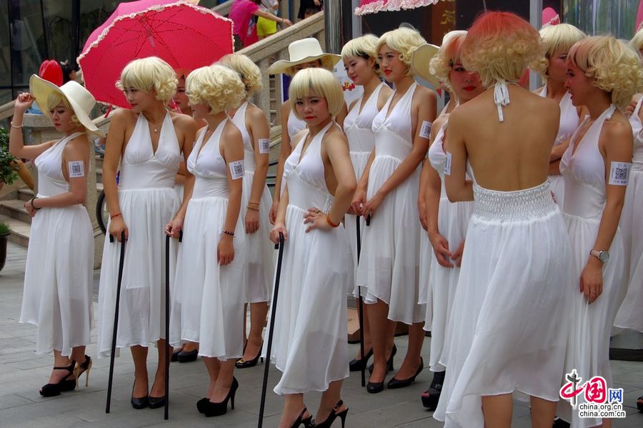 武漢百名“金發夢露”露背大巡游