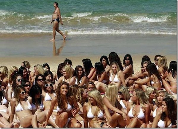 海灘上搶鏡美女的發福大叔