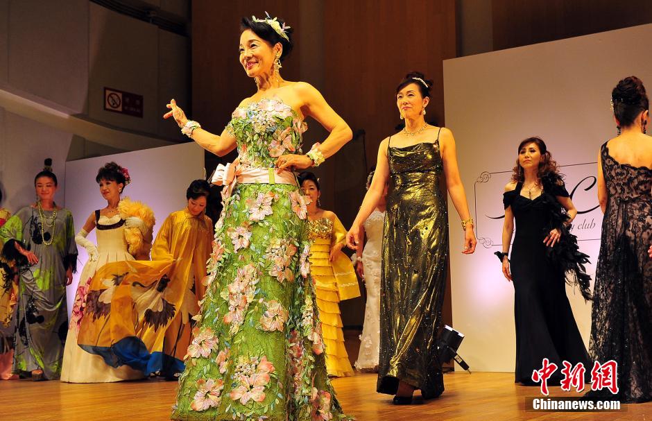 老年人走T臺秀時(shí)裝