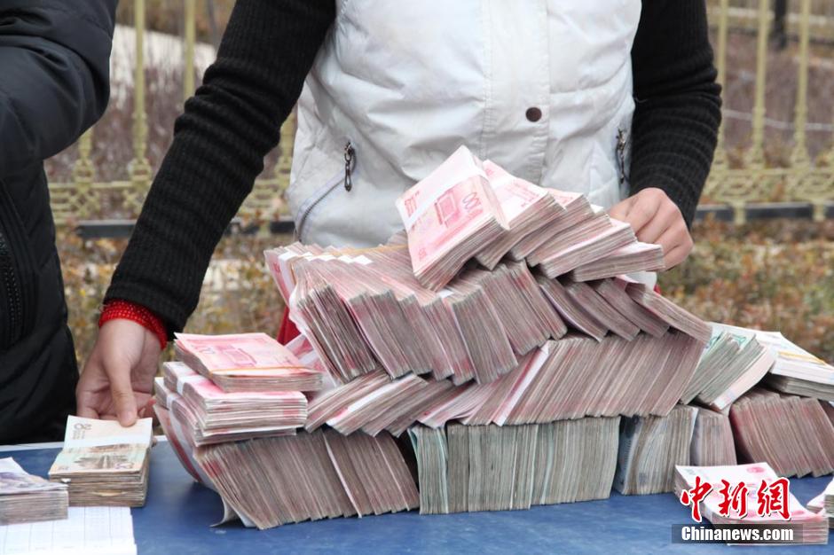 甘肅山村一支書(shū)發(fā)百萬(wàn)分紅現(xiàn)金 激勵(lì)全村農(nóng)民致富 甘肅山村一支書(shū)發(fā)百萬(wàn)分紅現(xiàn)金 激勵(lì)全村農(nóng)民致富