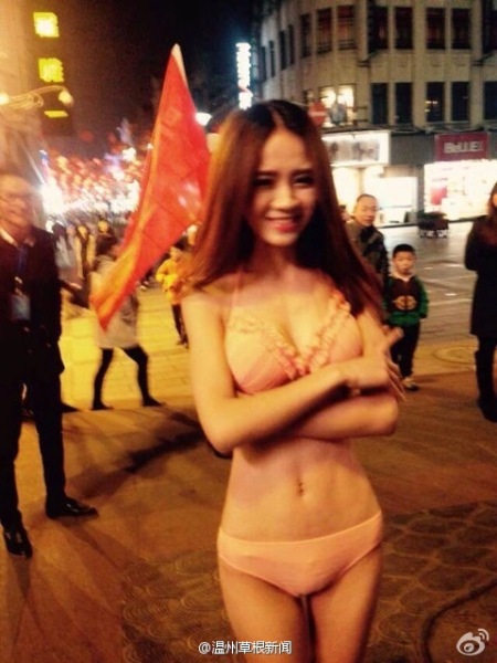 溫州一酒吧開業(yè) 請多名女子當街脫衣