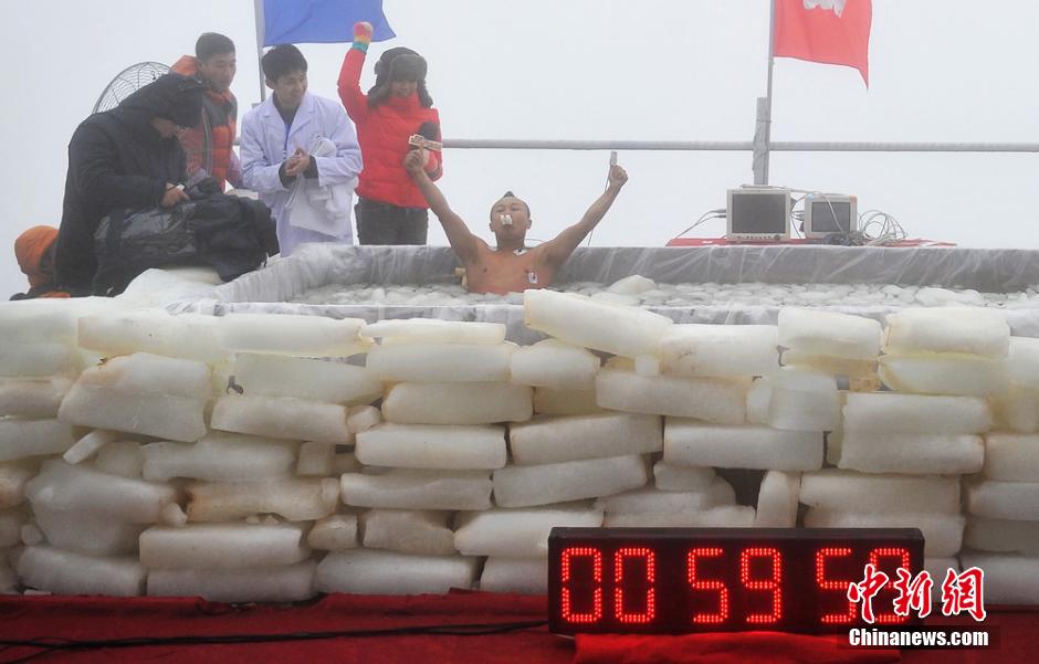 耐寒達人天門山挑戰“冰水耐寒極限”